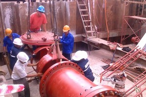 Workers installing a water supply route in HCMC (Photo: SGGP)