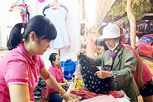 Staff of a business in HCMC introduce products to consumers (Photo: SGGP)