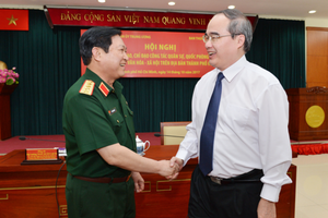 Minister of Defense General Ngo Xuan Lich and HCMC Party Committee secretary Nguyen Thien Nhan chaired the conference on October 14 (Photo: SGGP)