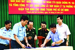 Representatives of the Defense Ministry and HCMC sign the land handover agreement for Truong Chinh street expansion to reduce traffic jam for Tan Son Nhat Airport (Photo: SGGP)