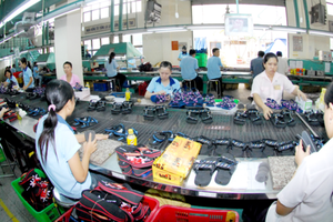 Workers making footwear products for export (Photo: SGGP)
