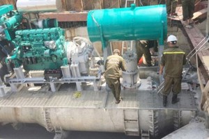 Anti-flooding pumps in Nguyen Huu Canh street (Photo: SGGP)
