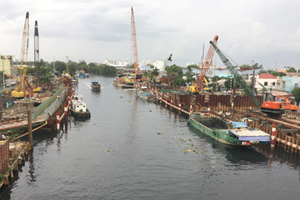 The under construction tidal flood control work in Phu Dinh wharf in District 8 (Photo: SGGP)