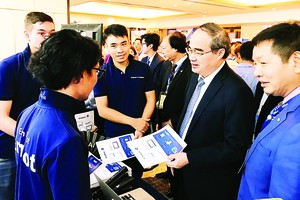 HCMC Party Chief Nguyen Thien Nhan talks to Japanese engineers about smart city solutions at Inl't Smart Cities Conference on October 25 (Photo: SGGP)