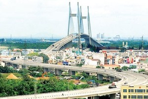 The approach road to Phu My bridge has been invested under BT form in HCMC (Photo: SGGP)