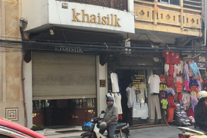 A Khaisilk store at 113 Hang Gai street, Hanoi is still seen close on October 30 (Photo: SGGP)