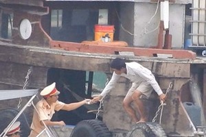 Police officers quickly inspected a barge in the Dong Nai river (Photo: Thanh Nien Newspaper)