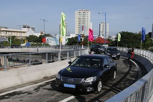 Vehicles on the N1 branch of a flyover connecting Nguyen Van Cu Street in District 1 with Vo Van Kiet Street in District 5 in HCM City. The construction of the flyover has been carried out under the Build-Transfer (BT) mechanism with the total investment 