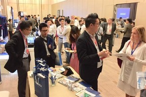 Participants chat at the Indochina Retail Technology & Innovation Summit 2017 (Photo: VNA)