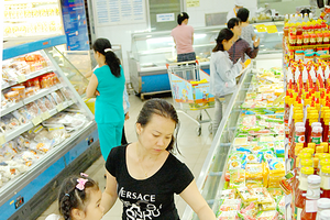 Consumers at a domestic supermarket (Photo: SGGP)