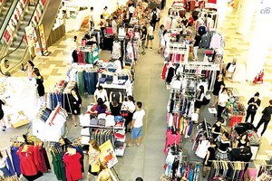 Customers at VivoCity trade center, District 7, HCMC (Photo: SGGP)