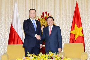 Chairman of the Ho Chi Minh City People’s Committee Nguyen Thanh Phong (R) welcomed Polish President Adrej Duda (Photo: SGGP)