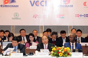 Prime Minister Nguyen Xuan Phuc pledged favourable conditions for businesses at the Vietnam Business Forum in Hanoi on Tuesday. (Photo: VNA/VNS)