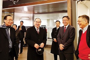 HCMC Party Chief Nguyen Thien Nhan (2nd, L) and standing deputy chairman of HCMC People’s Committee Le Thanh Liem (L) talk to professors from MIT Sloan School in the US on December 13 (Photo: SGGP)