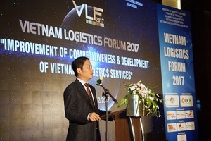 Minister of Industry and Trade Tran Tuan Anh states at Vietnam Logistics Forum 2017 opened in Hanoi on December 15 (Photo: SGGP)