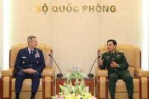 Senior Lieutenant General Phan Van Giang, Chief of the General Staff of the Vietnam People’s Army (R), and his guest (Photo: qdnd.vn)