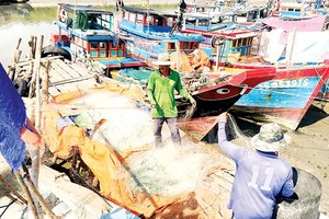 Fishermen pack up fishing net to avoid Typhoon Tembin (Photo: SGGP)