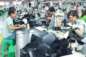Workers at a footwear company in HCMC (Photo: SGGP)