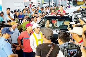 Chaos at Cai Lay BOT toll booth on November 30, 2017 (Photo: SGGP)