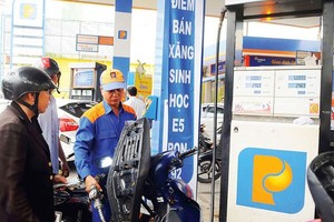 Businesses have been required not to increase petrol price ahead of the Tet holiday (Photo: SGGP)