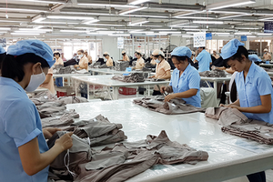 Workers making export products at Saigon 3 Garment Company (Photo: SGGP)