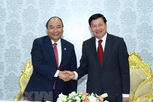 Prime Minister Nguyen Xuan Phuc meets his Lao counterpart Thongloun Sisoulith in Vientiane, Laos yesterday. (Photo: VNA/VNS)