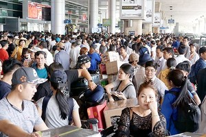 People wait to meet their relatives at Tan Son Nhat Airport (Photo: SGGP)