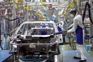 The Ministry of Industry and Trade has asked the Ministry of Finance to remove the special consumption tax for locally-manufactured auto parts. (Photo: vietnambiz.vn)