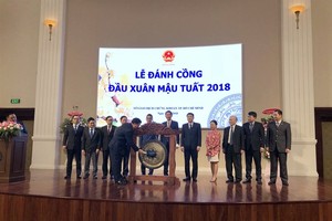 Minister of Finance Dinh Tien Dung beats the gong at the beginning of the Year of the Dog ceremony at the HCM Stock Exchange on February 23. (Photo: VNA/VNS)