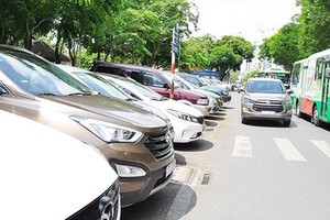 Cars parking in  Le Lai street, downtown HCMC (Photo: SGGP)