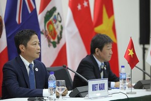 Minister of Industry and Trade Tran Tuan Anh (L) and Japanese Minister in charge of Economic Revitalization Toshimitsu Motegi presided over a press conference on CPTPP in Da Nang city (Photo: VGP)