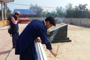 Members of the Korea-Vietnam Peace Foundation visit a mass tomb of Ha My villagers in Quang Nam Province. (Photo: VNS)