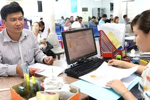Residents do administrative procedures at the People’s Committee of Hoc Mon District, HCMC (Photo: SGGP)