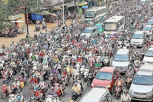 Traffic jam in a HCMC street (Photo: SGGP)