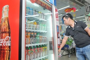 Coca Coca has operated in Vietnam since 2007 and reported loss for many consecutive years. It has just declared slight profit for the last three years (Photo: SGGP)