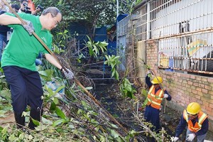 HCMC Party Chief Nguyen Thien Nhan attends in canal cleanup in Binh Thanh district (Photo: SGGP)