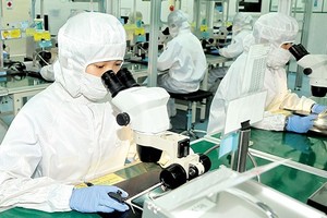 Workers producing electronics components for exports (Photo: SGGP)