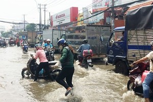 Nguyen Xi street is flooded after a heavy rain in Binh Thanh district, HCMC (Illustrative photo: SGGP)