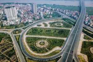The section of Vo Chi Cong Street near the end of the Nhat Tan Bridge in Hanoi (Photo: VNA/VNS)