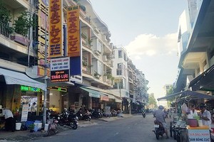Thao Luc Jewelry Shop on the left of the picture 