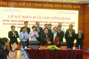 The Ministry of Agriculture and Rural Development inks an agreement to transfer its ownership of State capital in five agriculture SOEs to the Committee for Management of State Capital on November 15. (Photo: VNA)