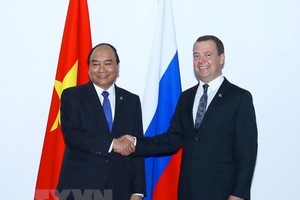 Prime Minister Nguyen Xuan Phuc (L) and his Russian counterpart D.A.Medvedev (Source: VNA)