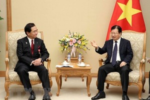Deputy Prime Minister Trinh Dinh Dung (R) received Governor of Japan’s Kanagawa prefecture Yuji Kuroiwa in Hanoi on November 16 (Photo: VNA)