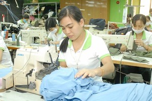 Workers at Phuong Dong garment firm (Photo: SGGP)