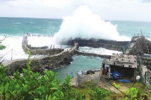 Heavy rain together with strong winds cause five meter high waves in Phu Quy island, Binh Thuan province