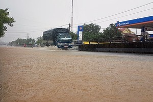 National Highway 1A  was under floodwater in Tuy An district, Phu Yen province on November 26 (Photo: SGGP)