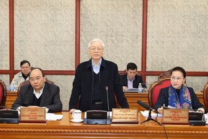 Party General Secretary and President Nguyen Phu Trong (standing) speaks at the meeting (Photo VNA)