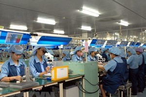 Workers at an electronic spare part manufacturing plant in Vietnam (Source: VNA)