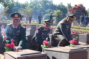 A delegation of high-ranking officials of the Commander of Military Zone 1 under the Royal Cambodian Armed Force led by General Houth Chheang offered incense at Duc Co District Martyrs’ Cemetery in Gia Lai Province yesterday on the 40th anniversary of vic