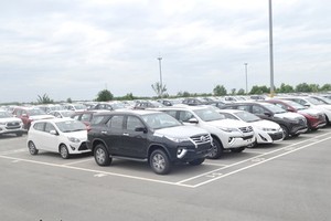 Cars waiting to be handed to buyers at a parking lot in Hiep Phuoc Industrial Park. (Photo: SGGP)